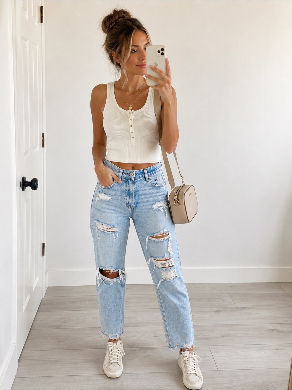 AMERICAN EAGLE Ripped Mom Jeans
